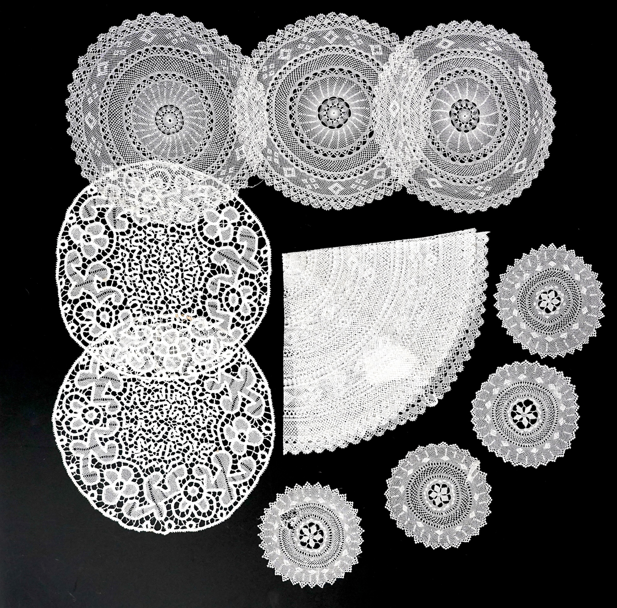 A large drawn thread worked table cloth, various other table cloths, napkins and various sets of fine hand made tatting and fine tape lace table mats